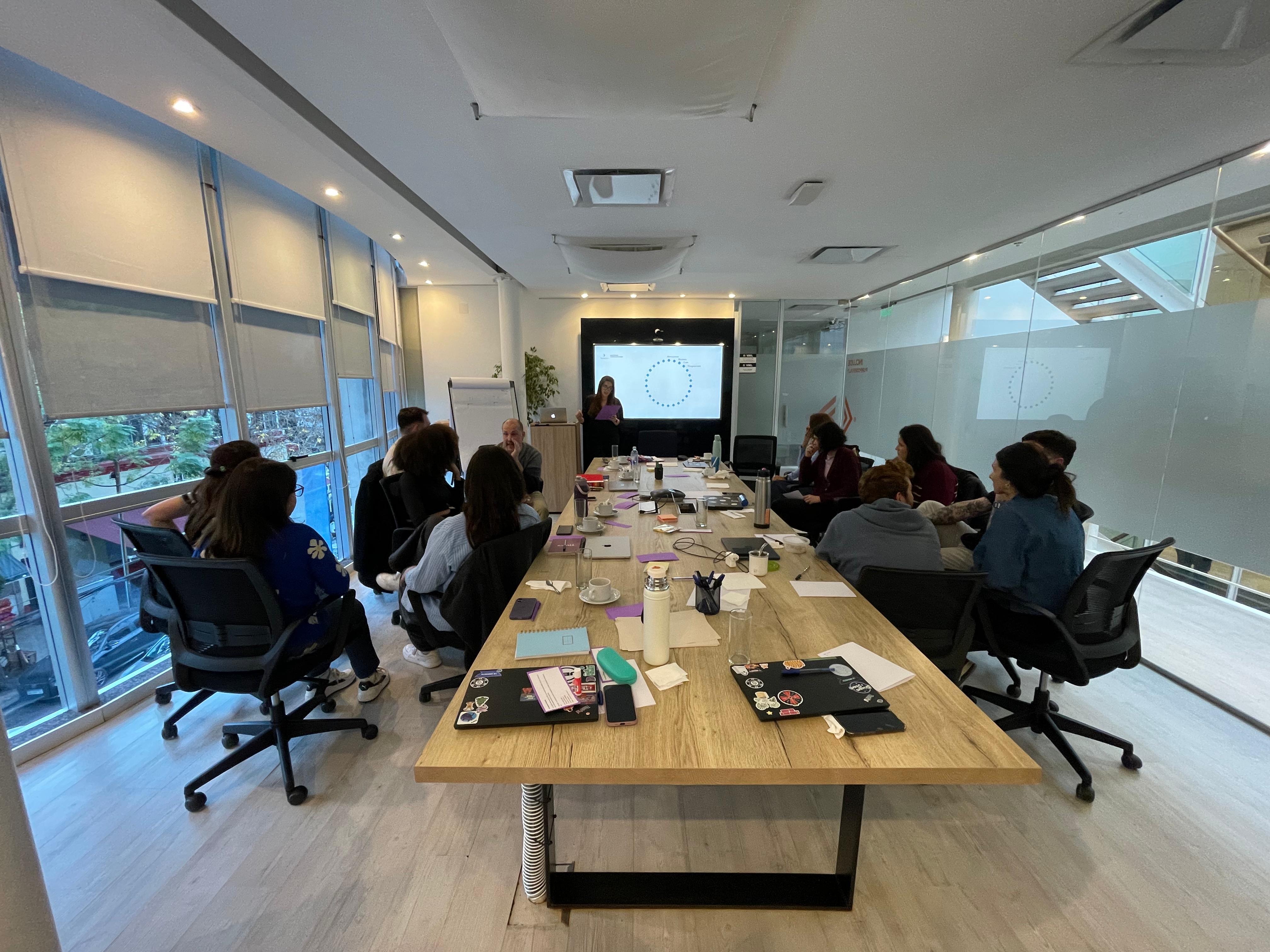 Alumnos en taller de inglés 