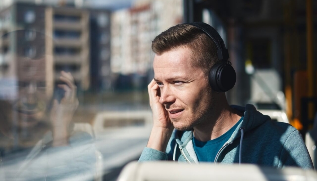 Estudiante escuchando podcasts