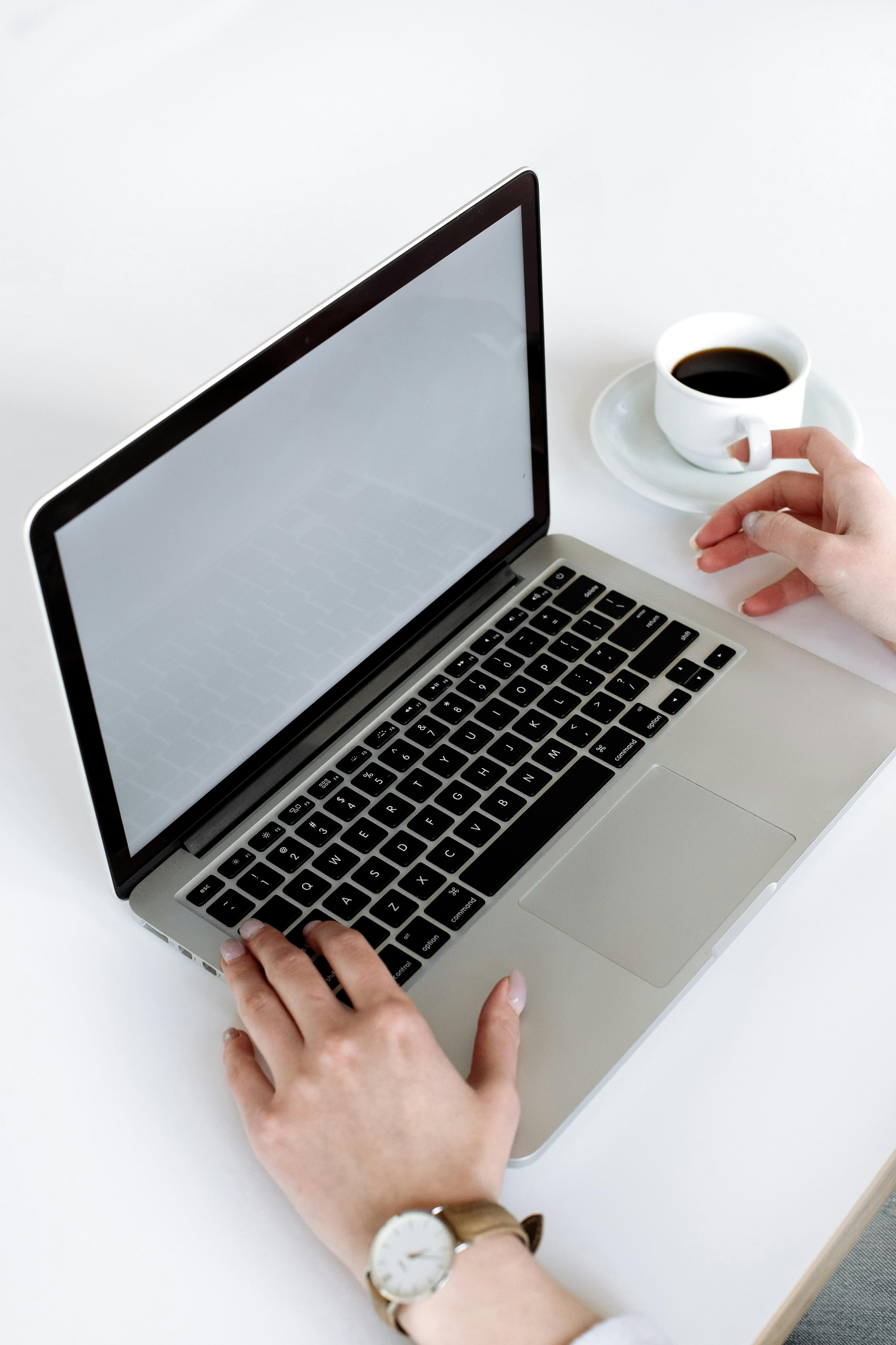 Persona escribiendo un email en inglés