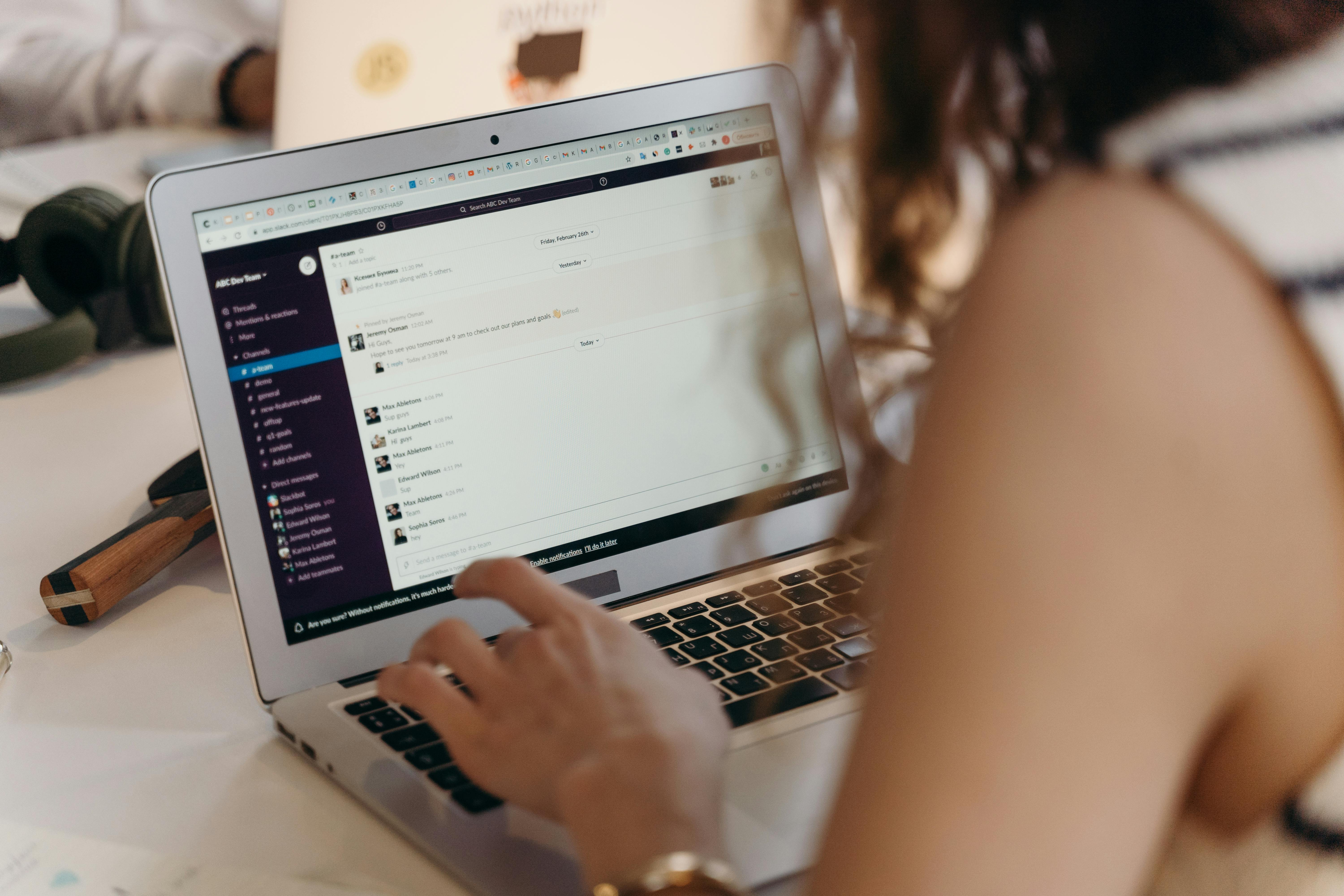Mujer escribiendo un email en inglés