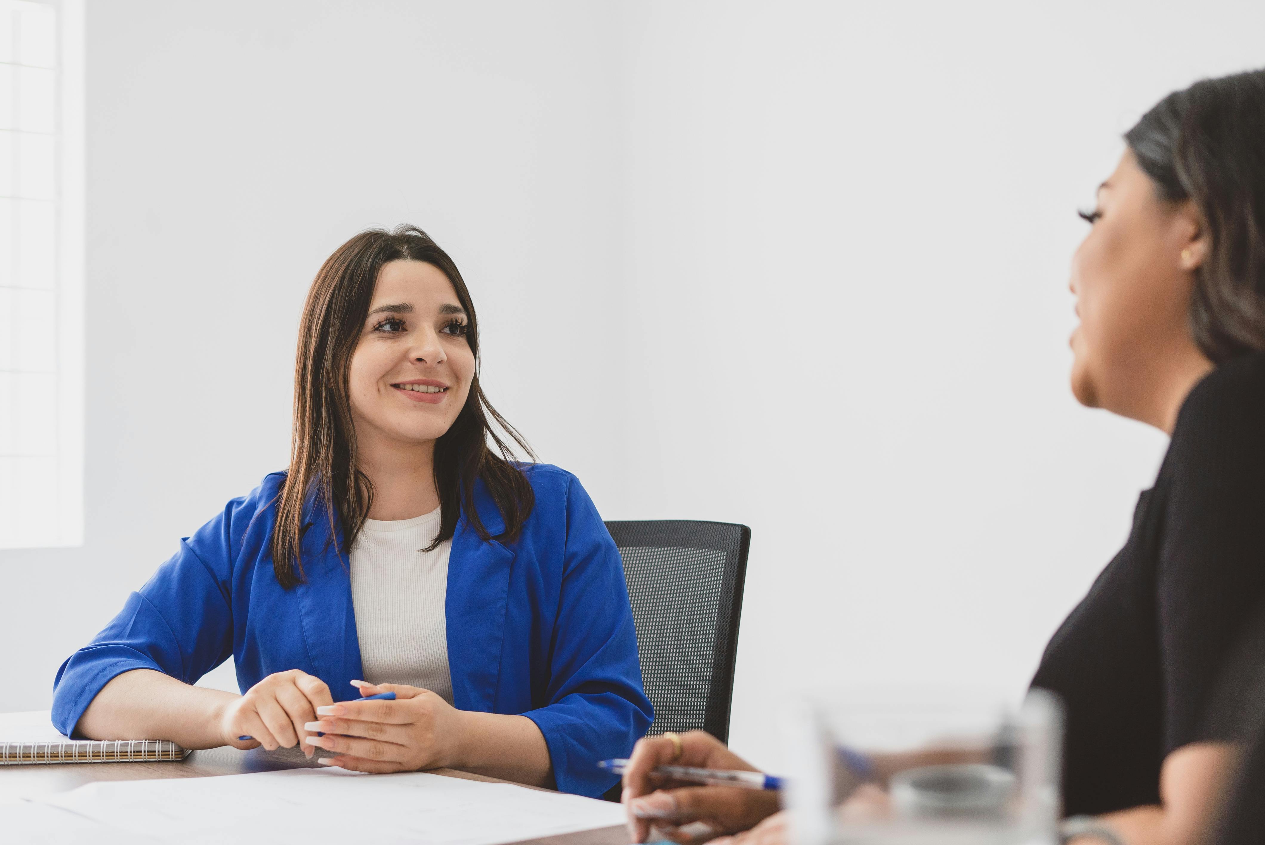 Mujeres hablando inglés