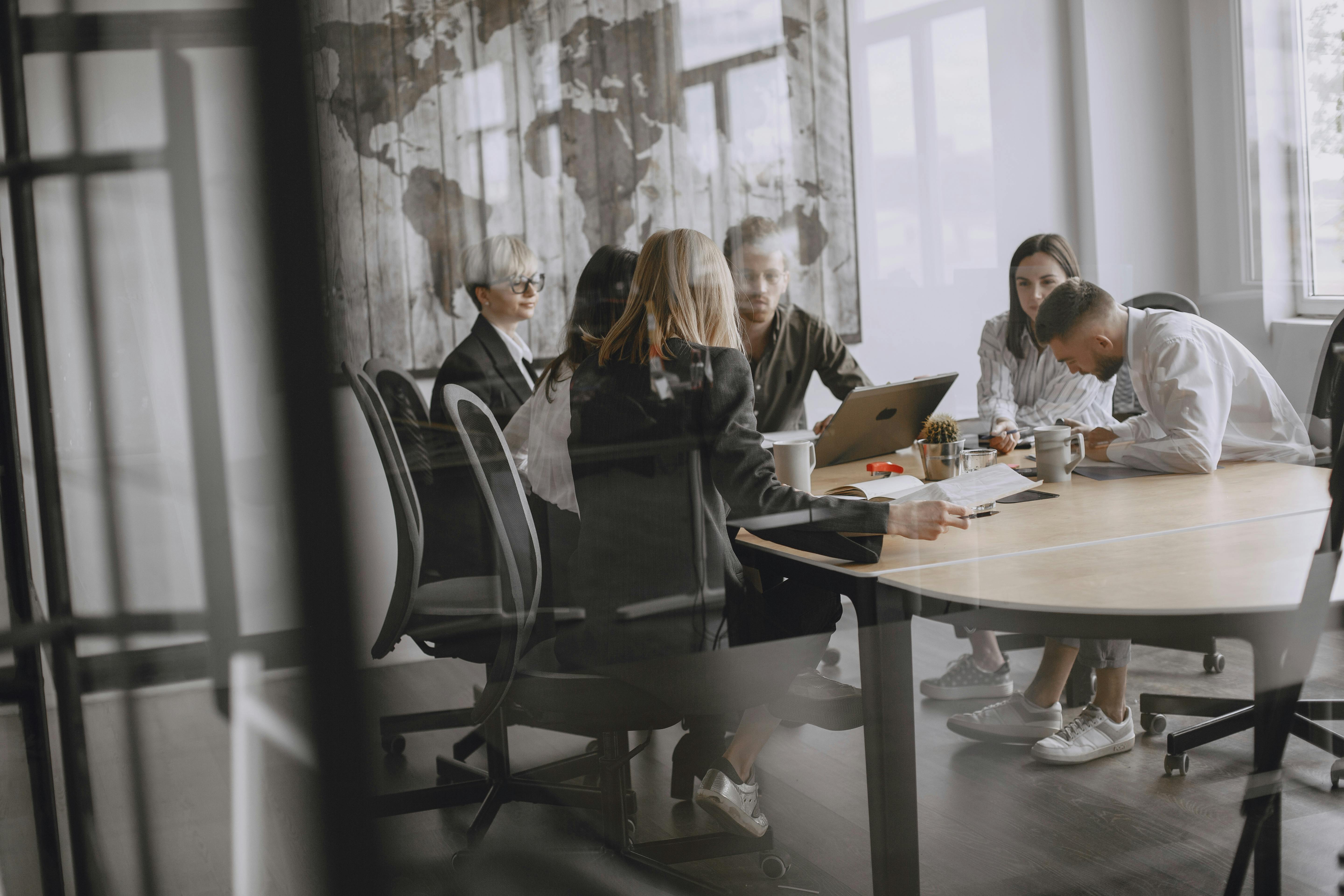 Personas teniendo una reunión en inglés