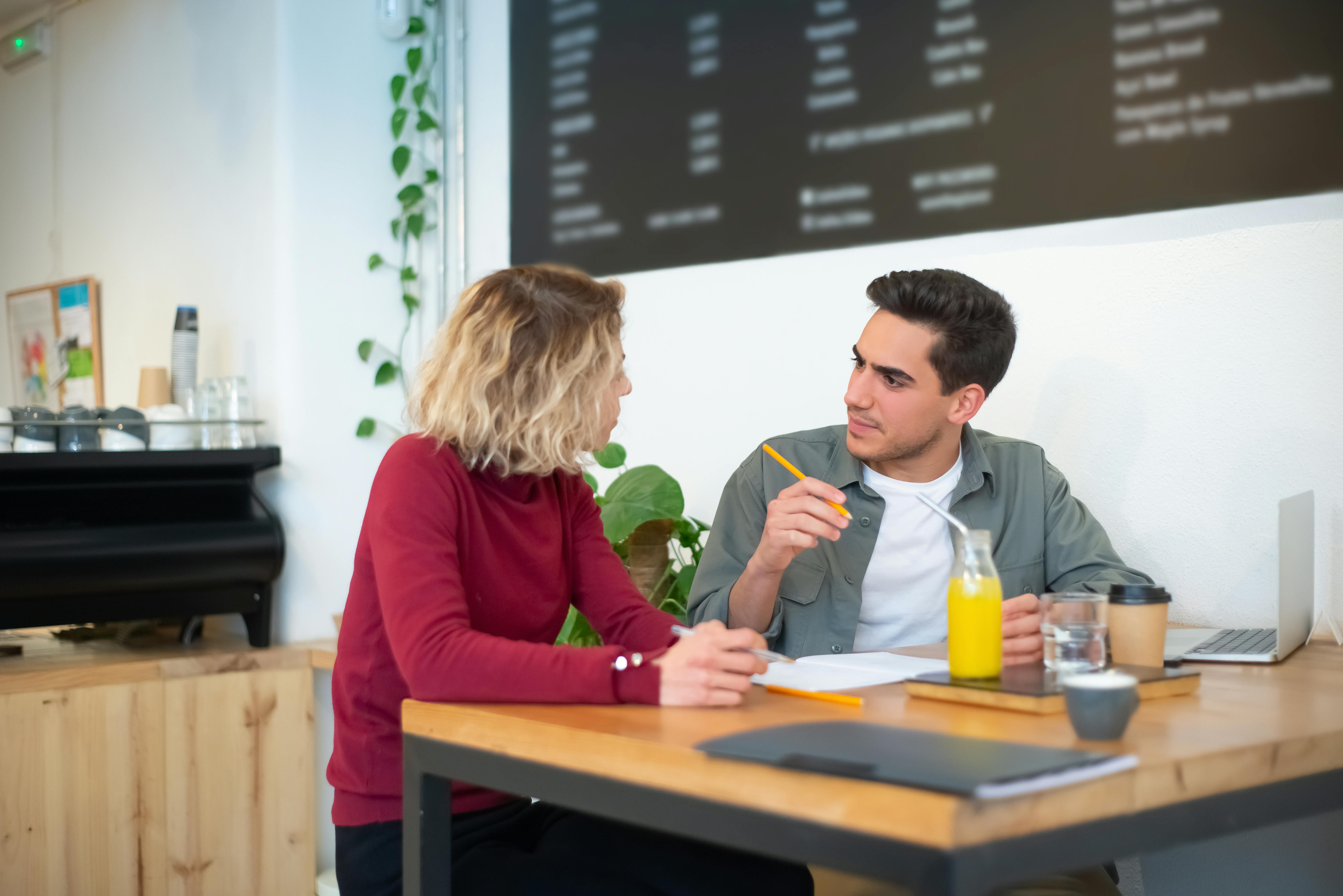 Dos personas hablando en inglés