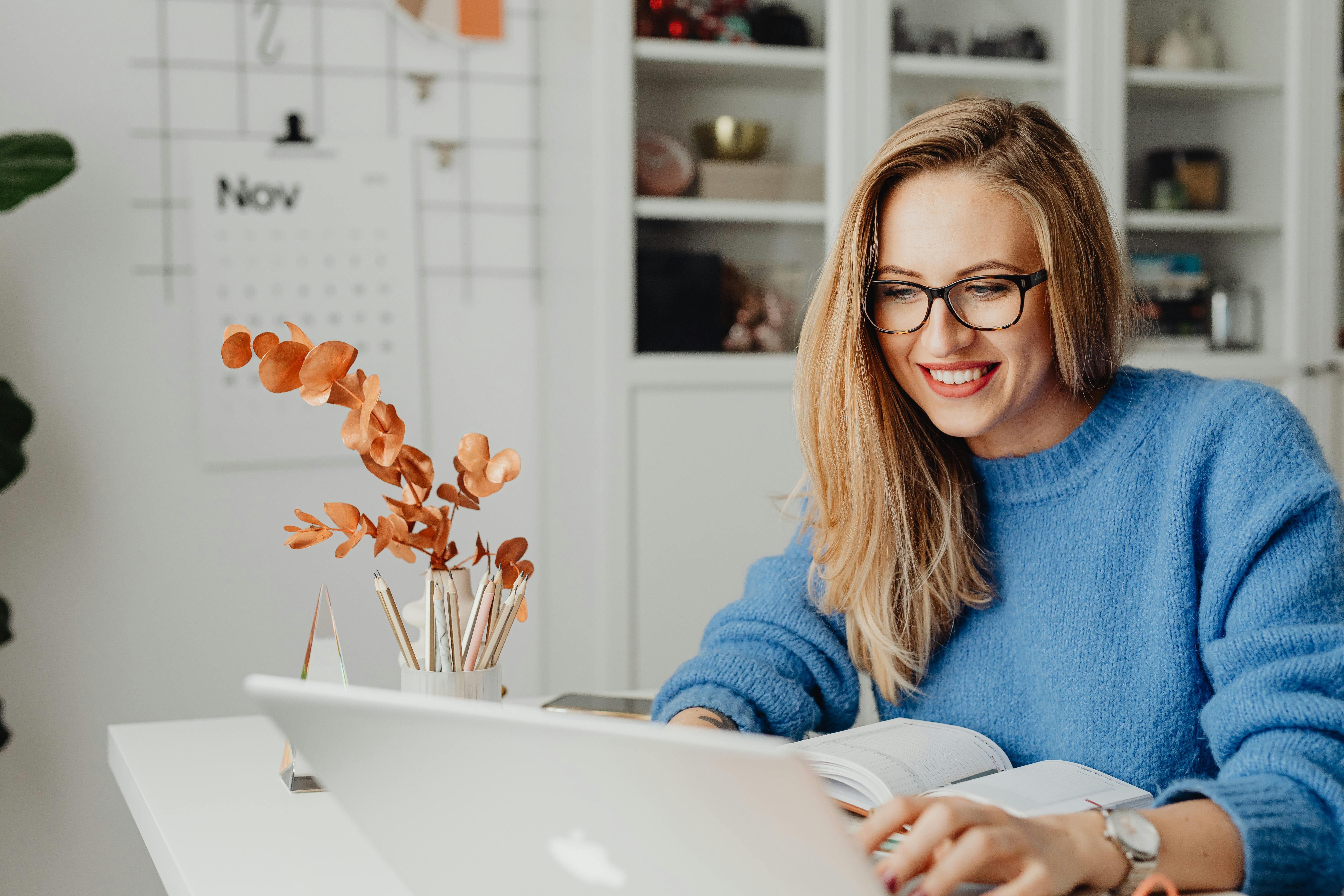 Mujer contenta de estar estudiando inglés