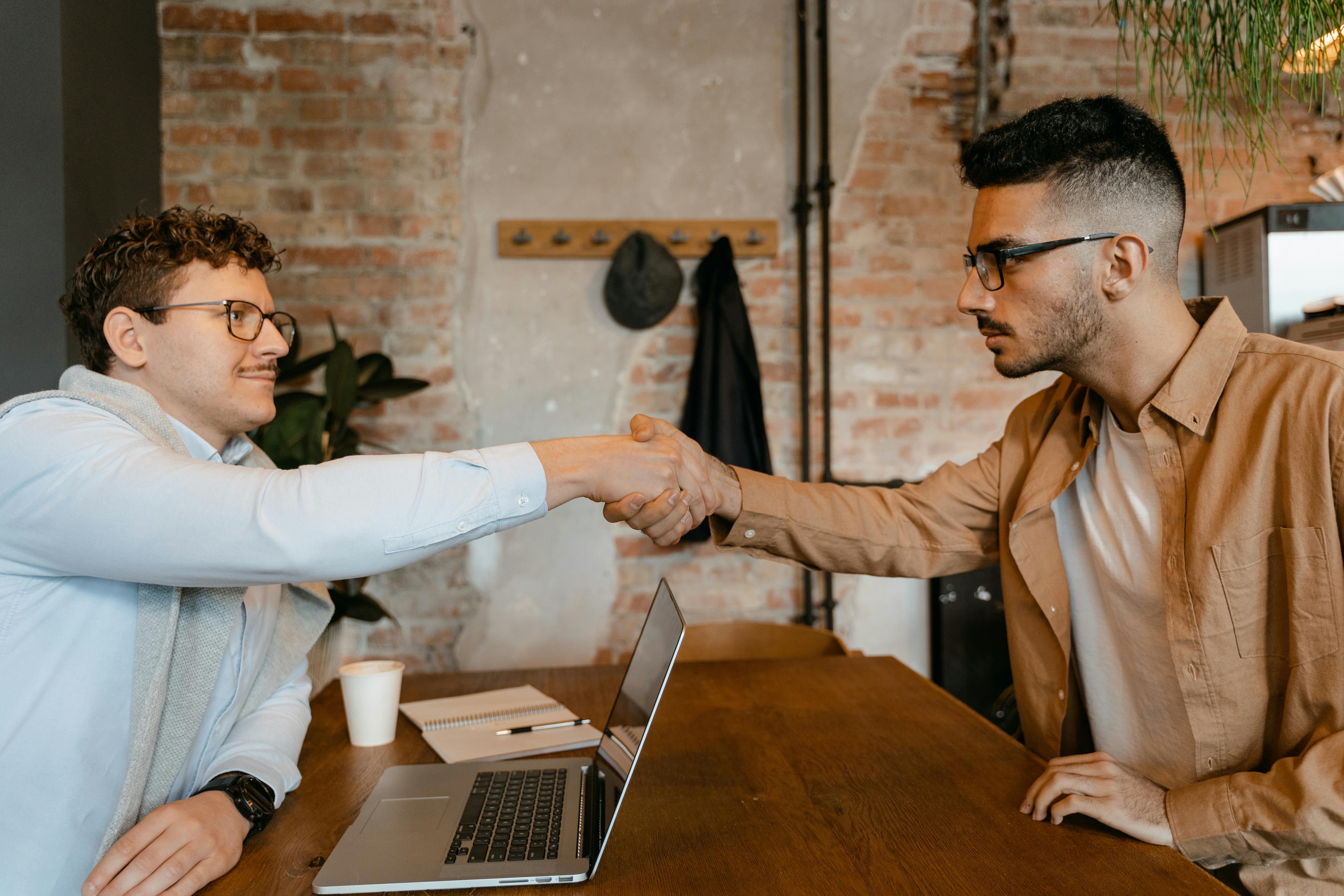 Dos personas negociando en inglés