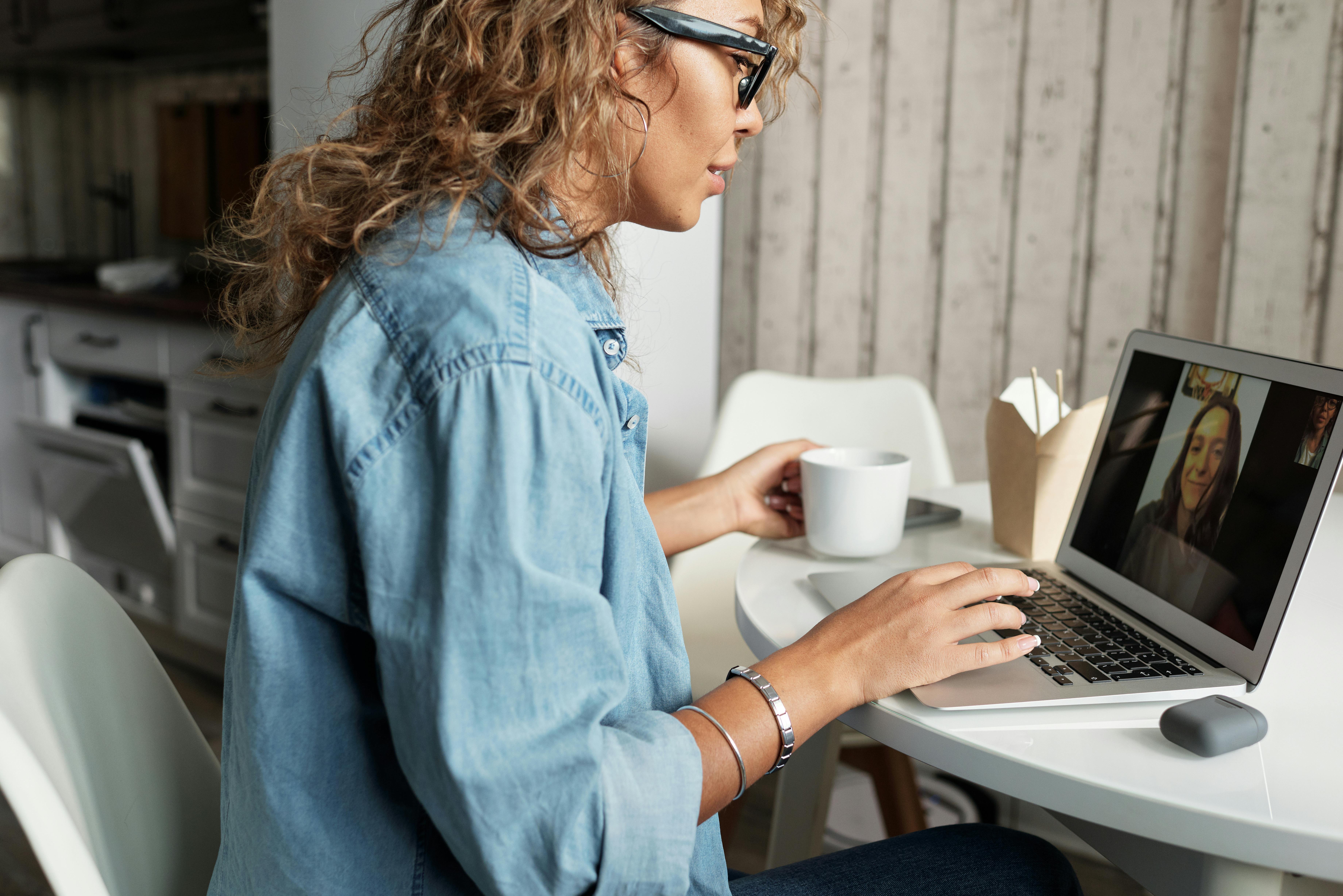 Mujer hablando inglés online