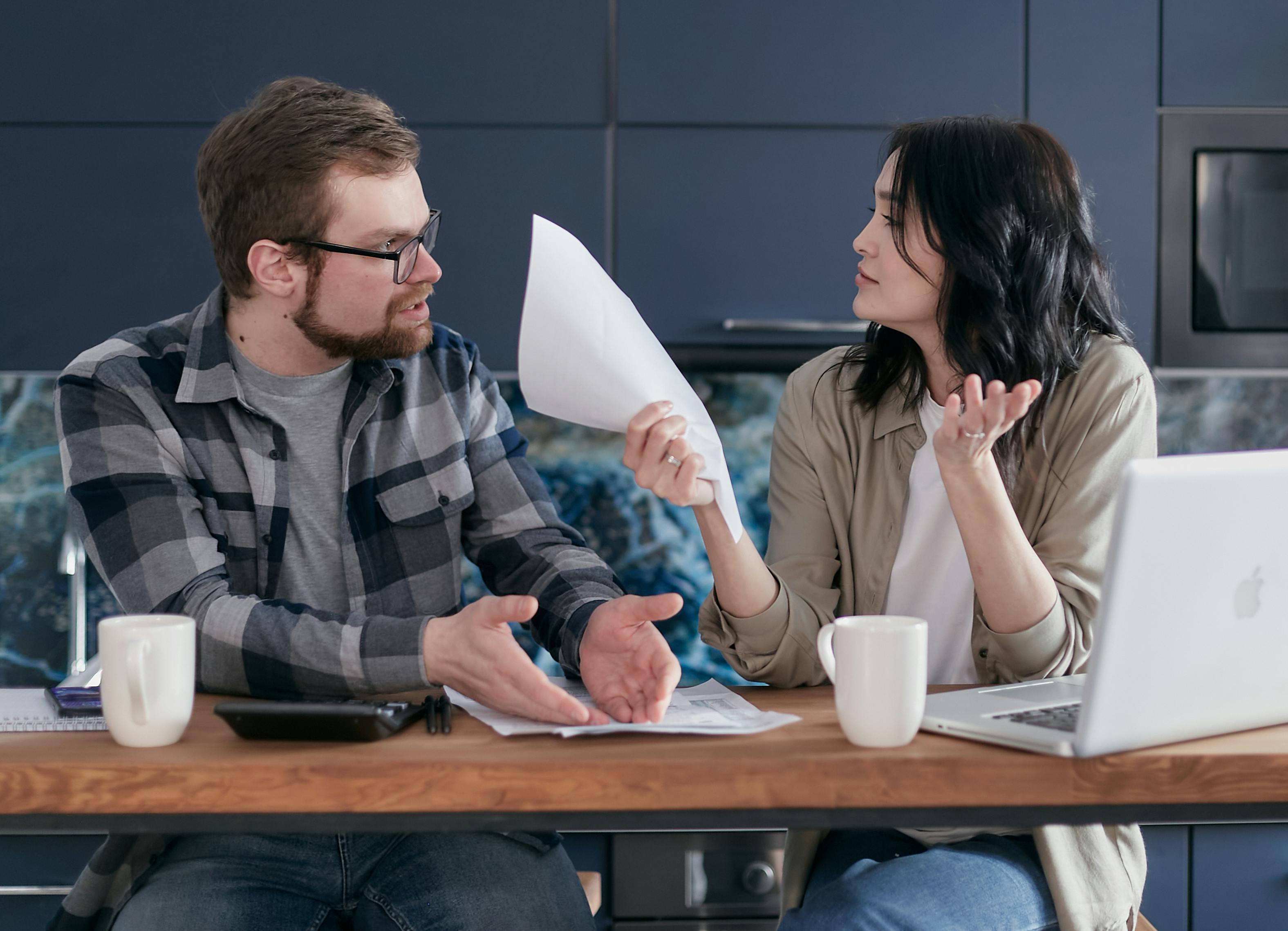 Personas debatiendo en inglés