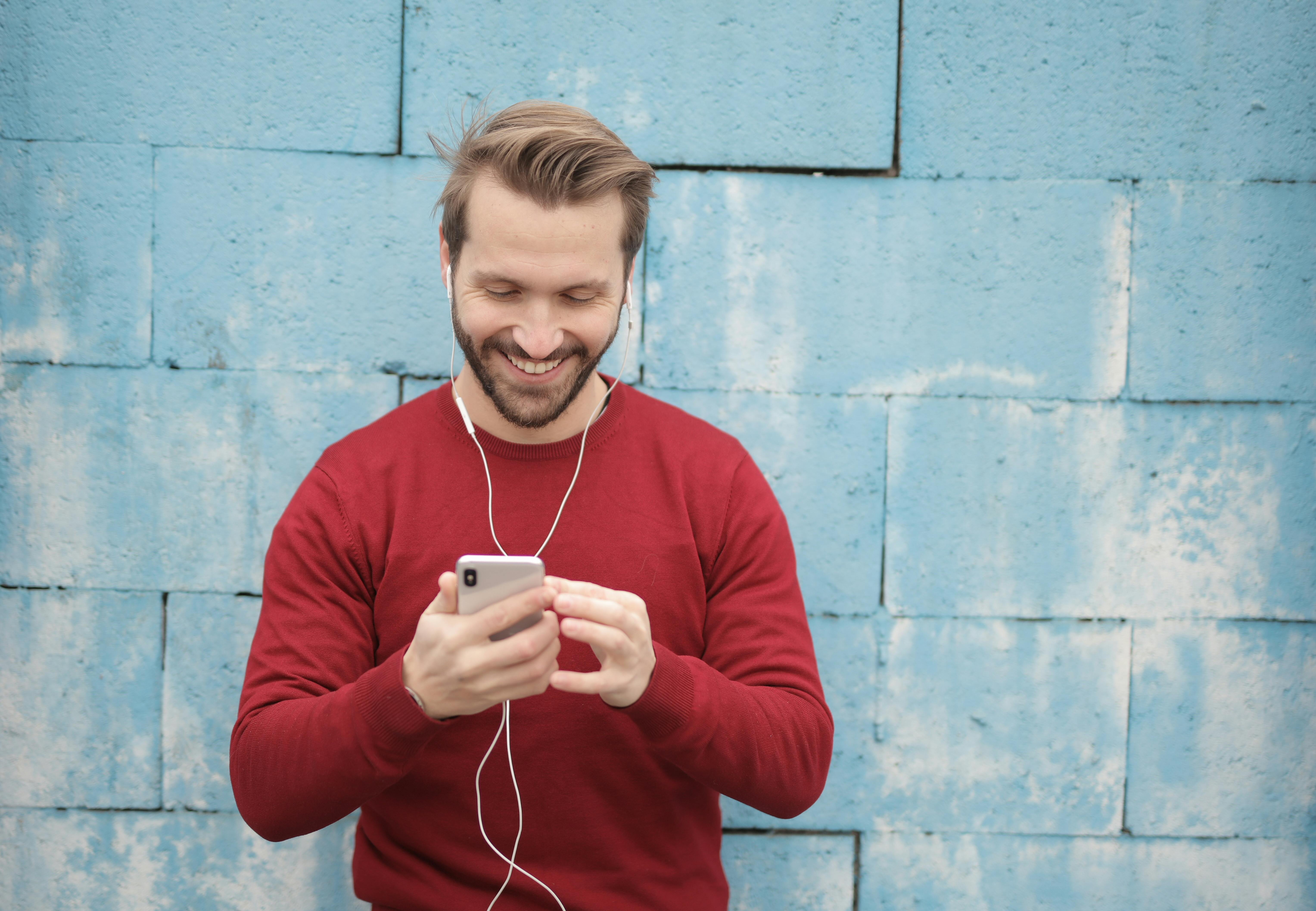 Hombre escuchando música en inglés