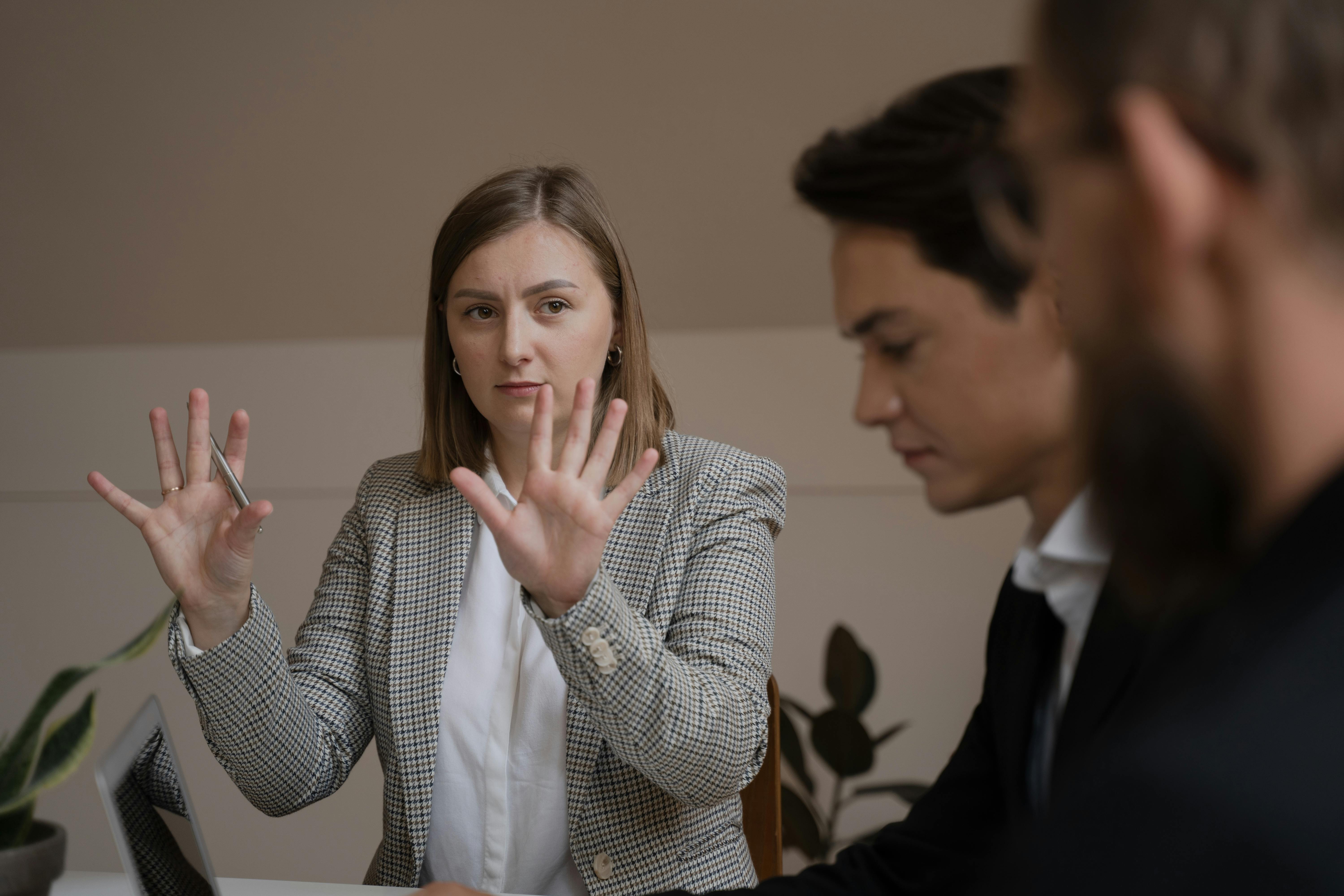 Personas disculpándose en inglés