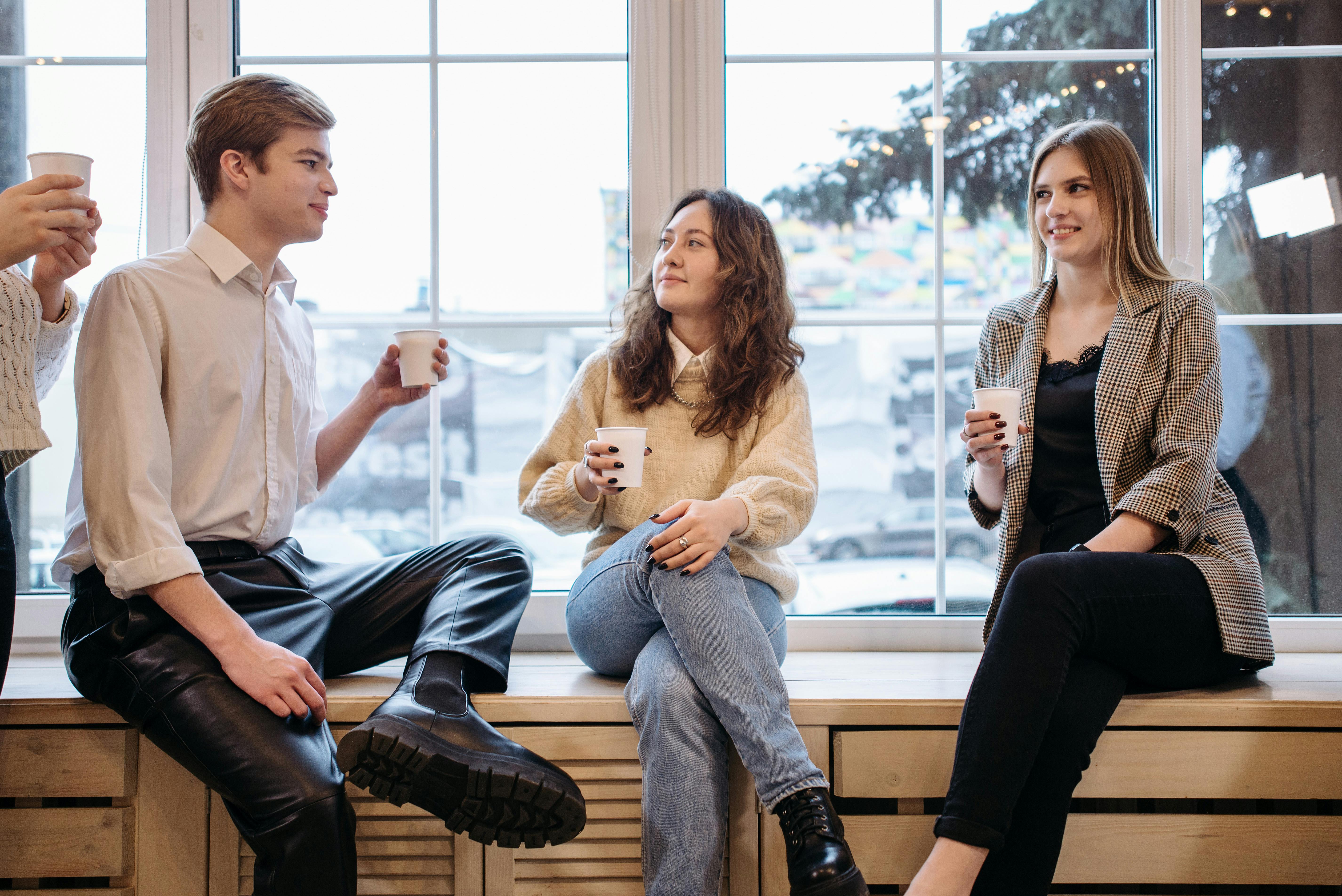 Personas charlando en inglés