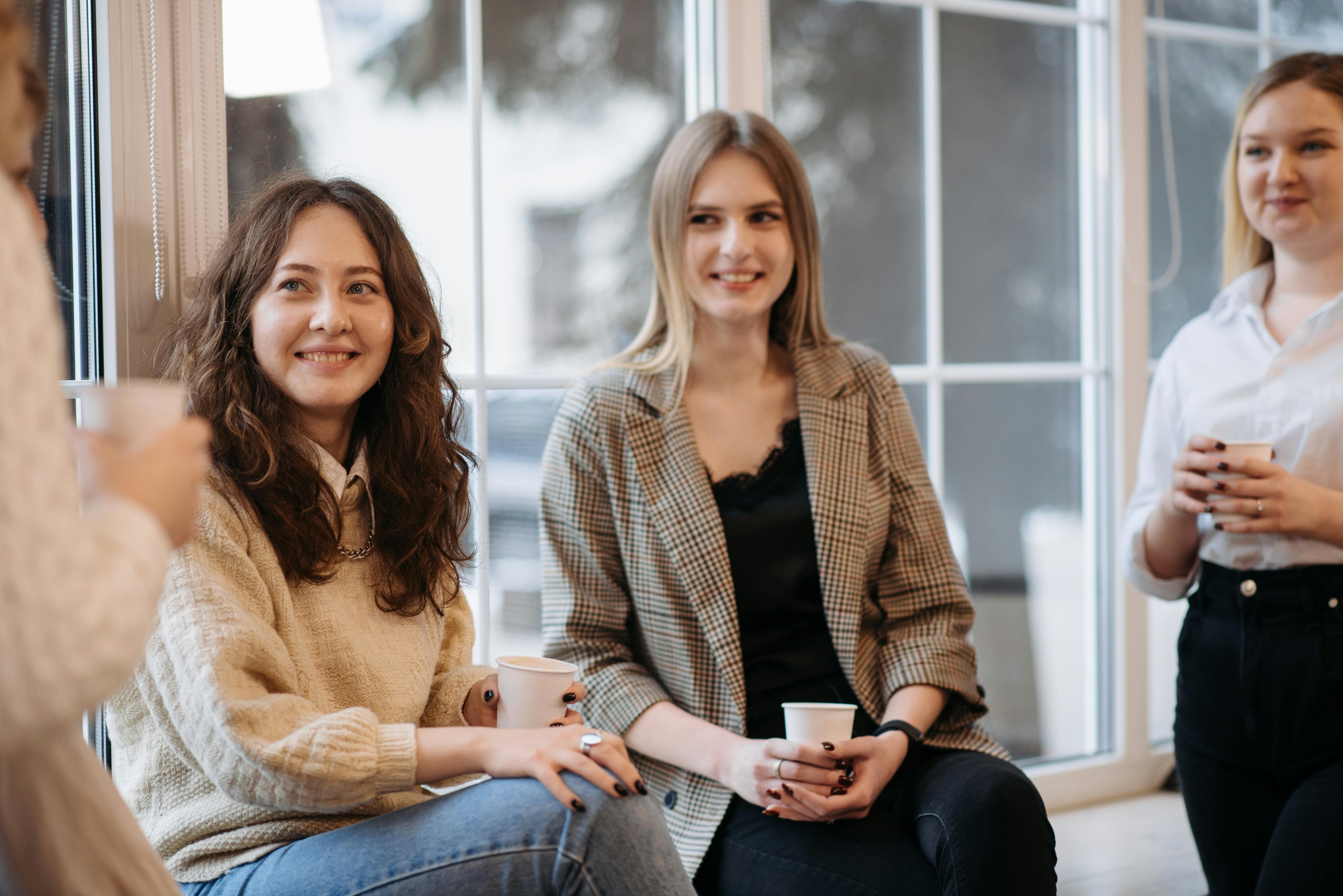 Personas charlando en inglés