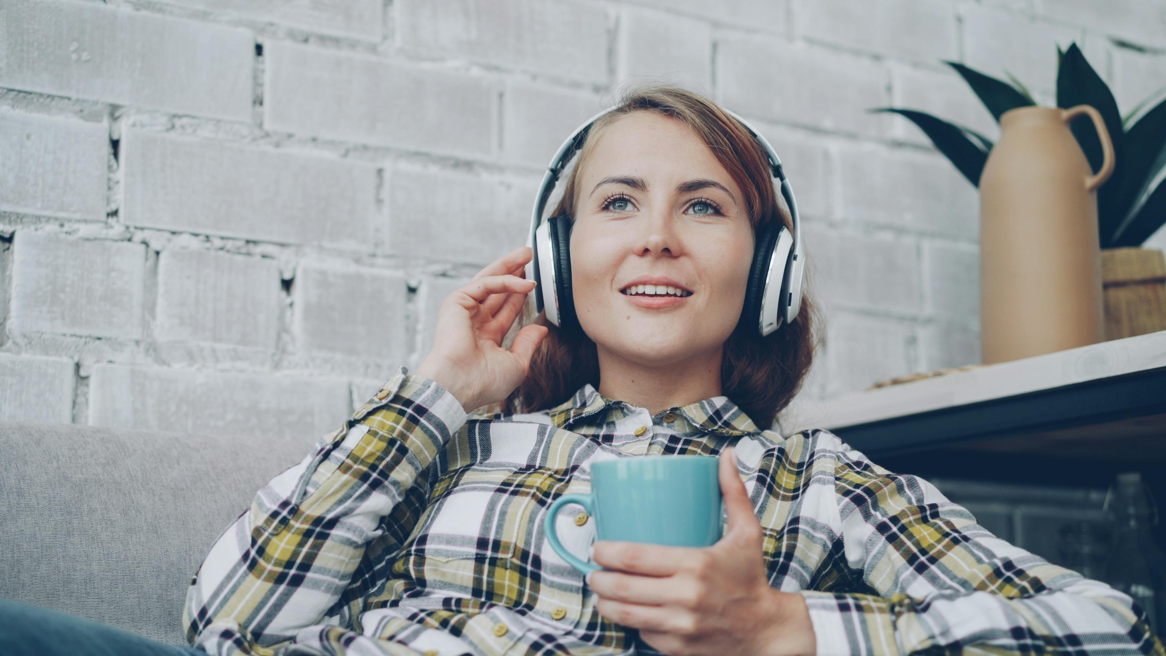 Mujer escuchando música en inglés